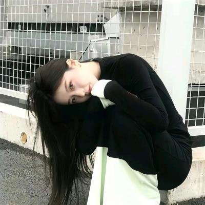 某天后之女被曝出道颜值引争议，前后半年慈善晚宴画面流出